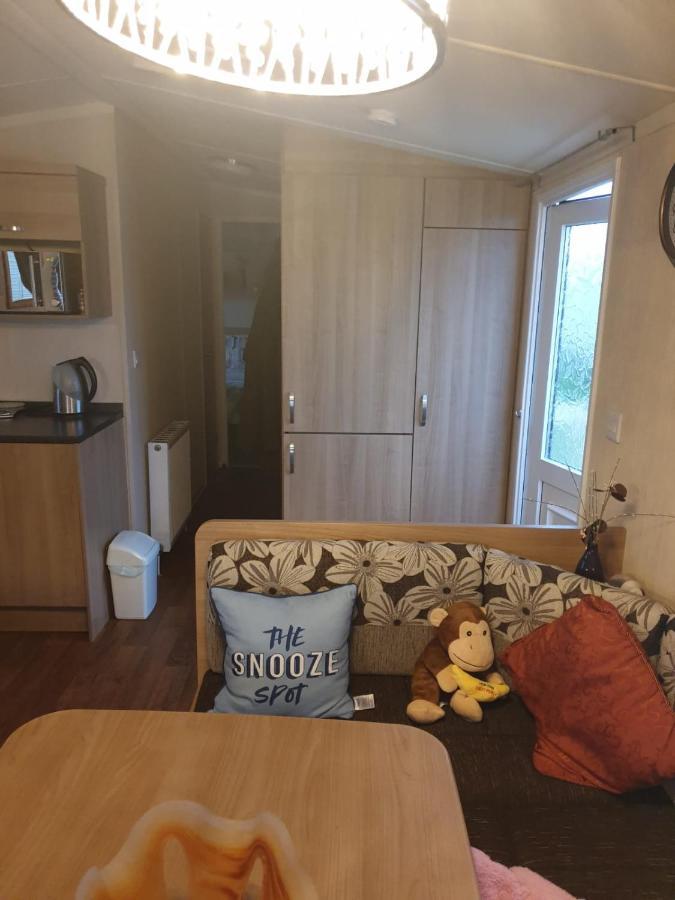 Swift Burgundy Apartment Престатин Екстериор снимка