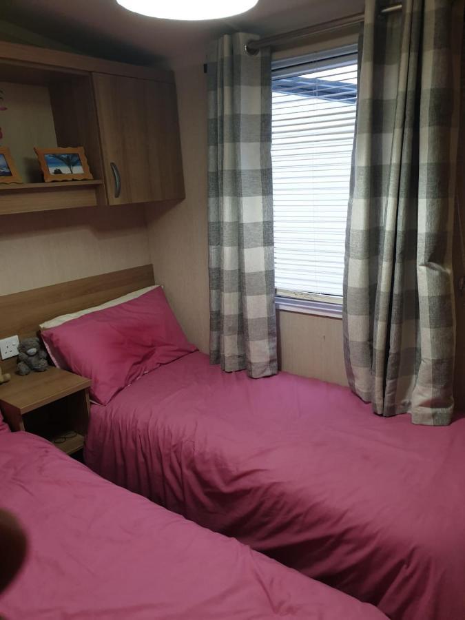 Swift Burgundy Apartment Престатин Екстериор снимка
